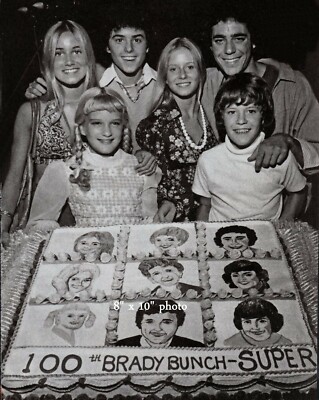 BRADY BUNCH cast tv family with 100th Episode cake 1970 Celebrity Photo ...