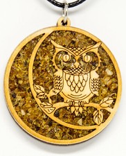 Schöner Anhänger aus Holz Eulenform mit Bernstein auf Lederschnur