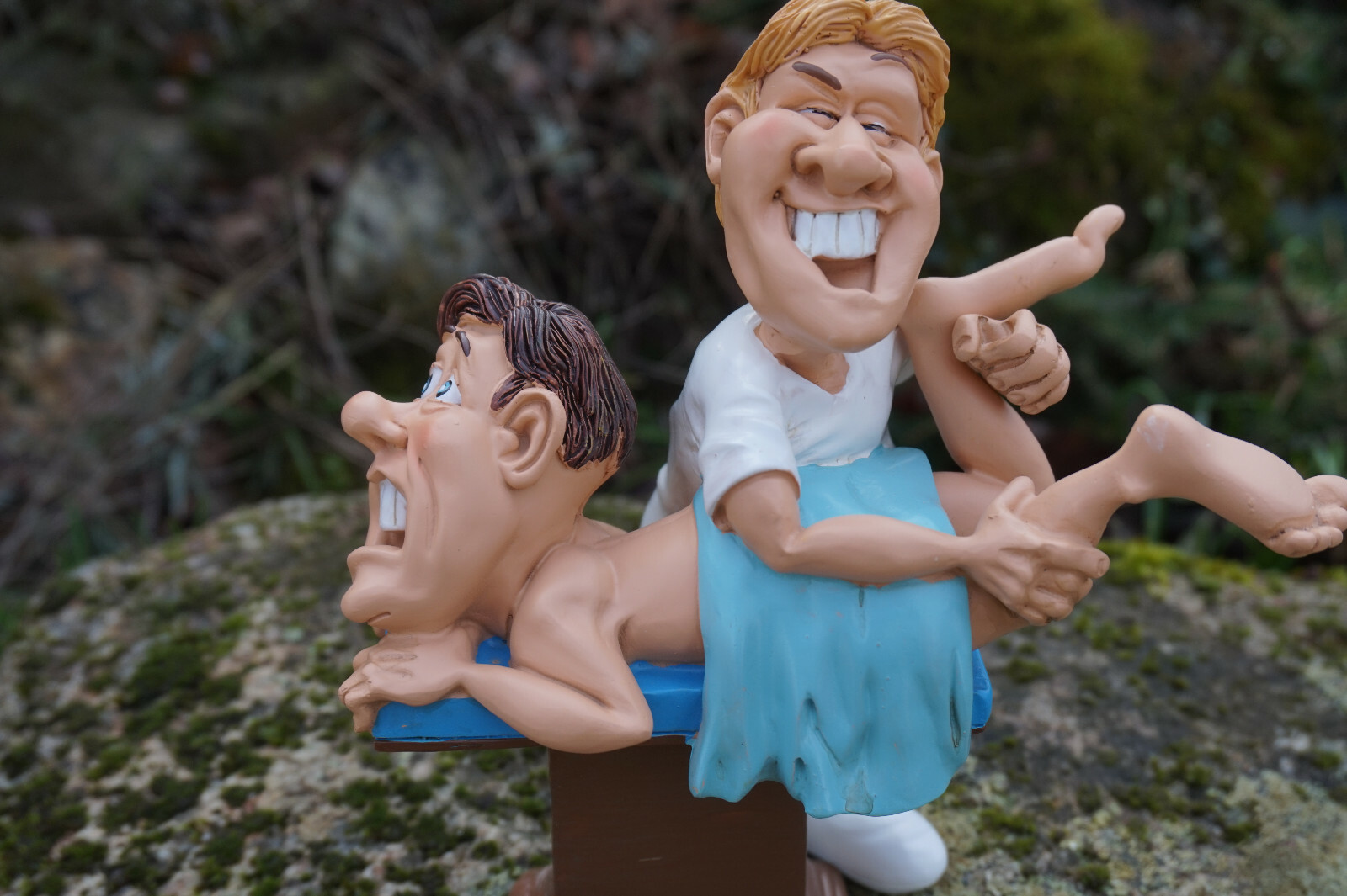 Figurine métier caricature kinésithérapeute masseur en résine 841.1027