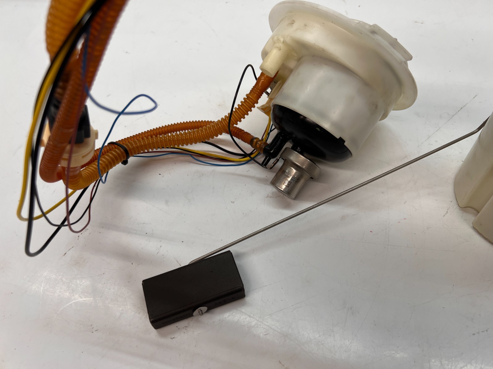LAMBORGHINI AVENTADOR DRIVER LEFT LH GAS FUEL TANK PUMP SENDER OEM 470906091C