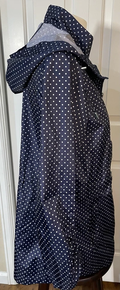 Jaqueta de chuva Jones New York feminina média com capuz corta-vento azul marinho branco bolinhas - Imagem 4 de 4