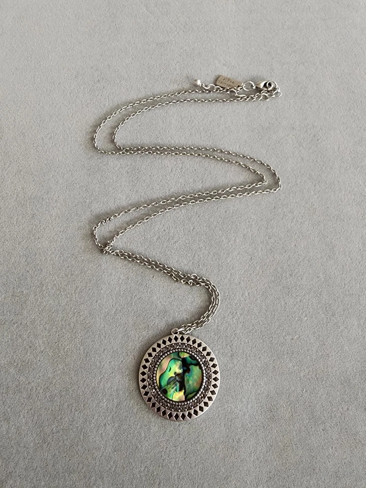 Collar Colgante AMERICAN EAGLE Firmado Concha de Abulón Tono Plata Estrás Foto 2 de 4