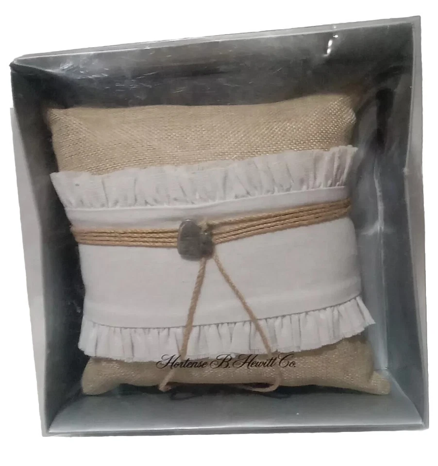 Hortense B. Hewitt Co. Almohada portadora de anillo de boda con corazón arpillera bronceada y marfil Foto 2 de 2