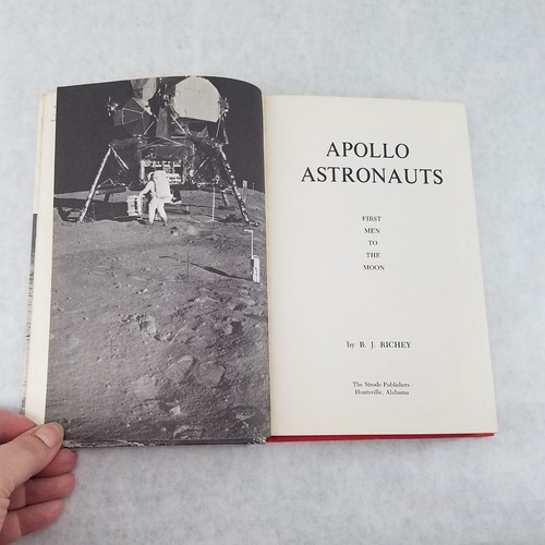 Apollo Astronauts: First Men to the Moon - 1970 Hardcover by B. J. Richey - Foto 8 di 14
