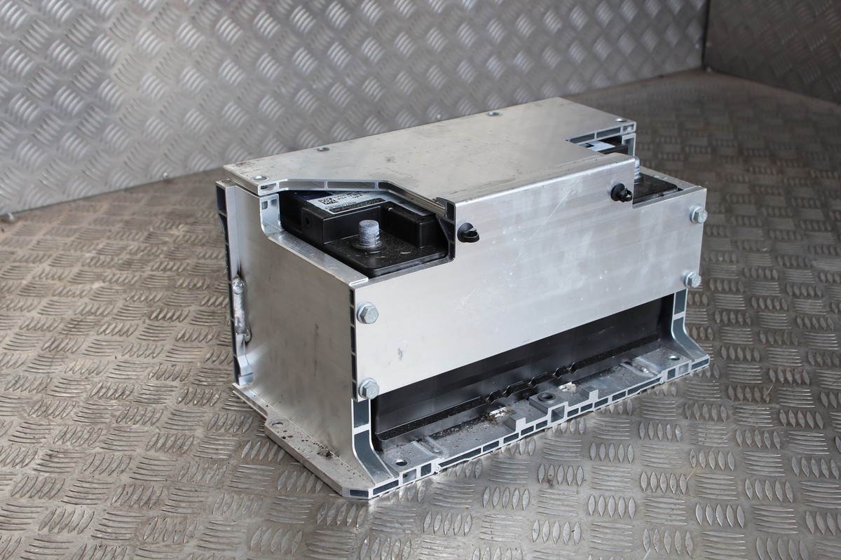 MERCEDES-BENZ C W205 C 300 Hybrid Battery Cover and Battery 