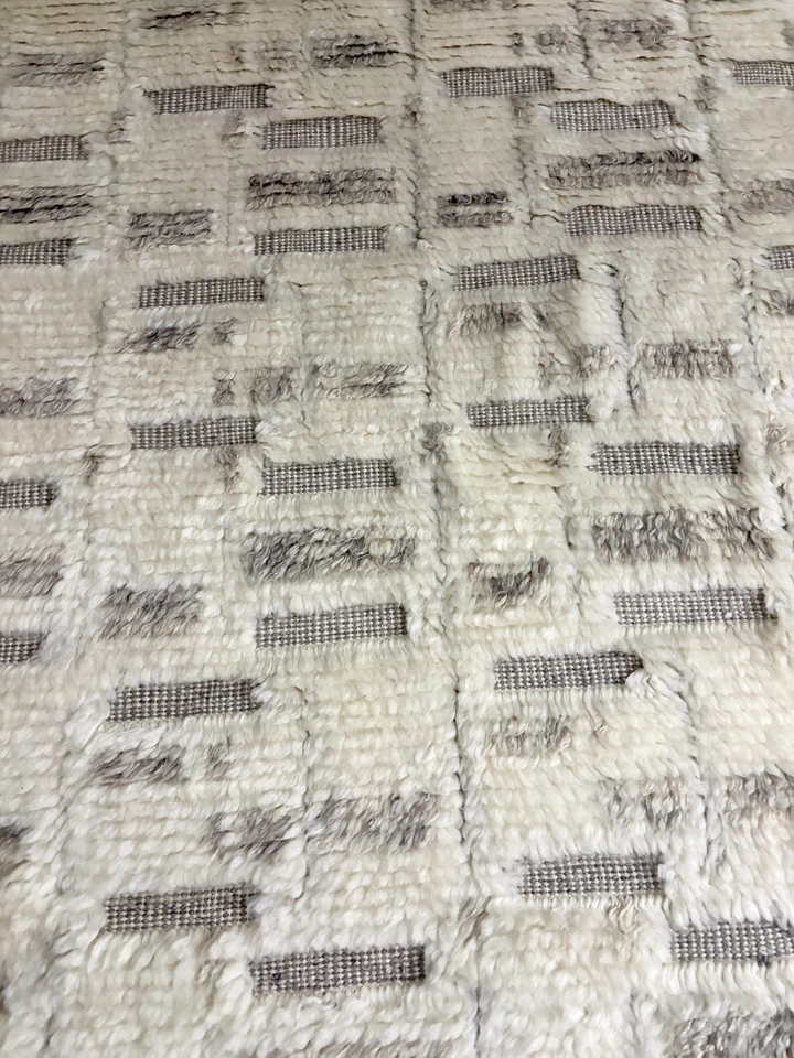 Alfombra de diseño 100 % lana 6x9 texturizada gris y blanca (Ashley Stark Home) Foto 3 de 4