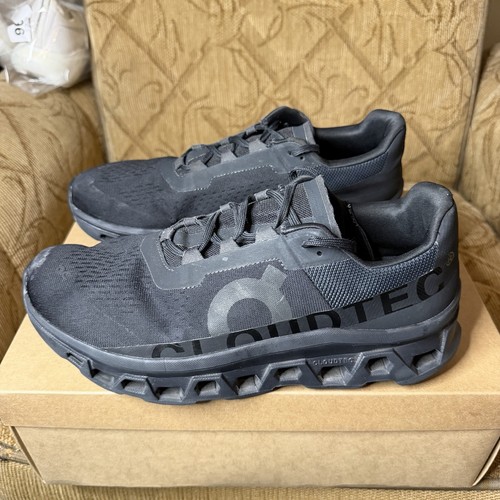 On Cloudmonster, tutto nero uomo US 11 Medium