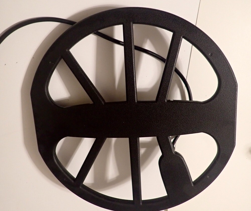 Minelab Equinox 900 Metal Detector / 4 Months Old / Warranty to June