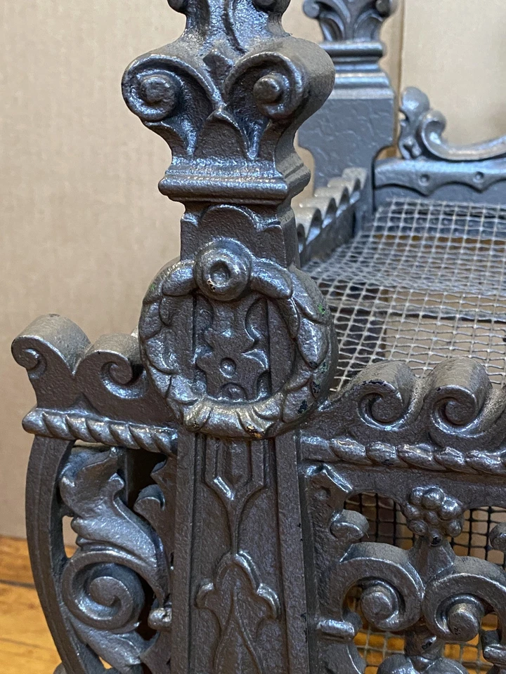 Antiguo soporte de troncos de madera para chimenea de hierro fundido vintage marcas MFG Chicago Foto 3 de 4