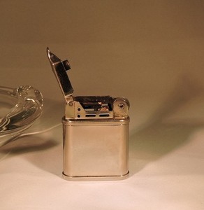 cigarette lighters ebay 2 Vintage not working & 1 Match Flint Fire Starter Keychain visible fuel supply that complies with all safety norms. Lot of 4 Vintage Cigarette