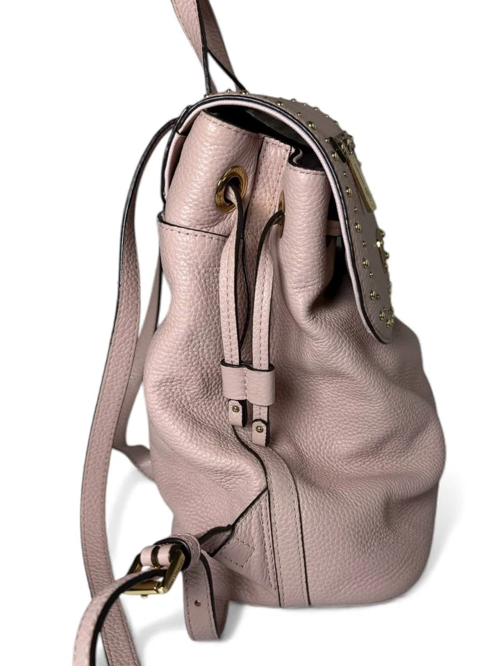 Michael Kors Riley Mochila Pequeña con Solapa de Cuero Guijarro en Color Rosa Claro con Foto 3 de 4