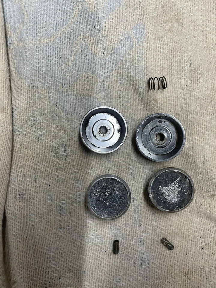 Cadillac Deville 1966 Radio Know Set con tornillos de fijación. Usado. Foto 2 de 4