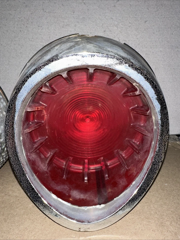 Lote de 2 carcasas y bisel de luces traseras Dodge Dart, Seneca, Phoenix 1960-61 Foto 3 de 4