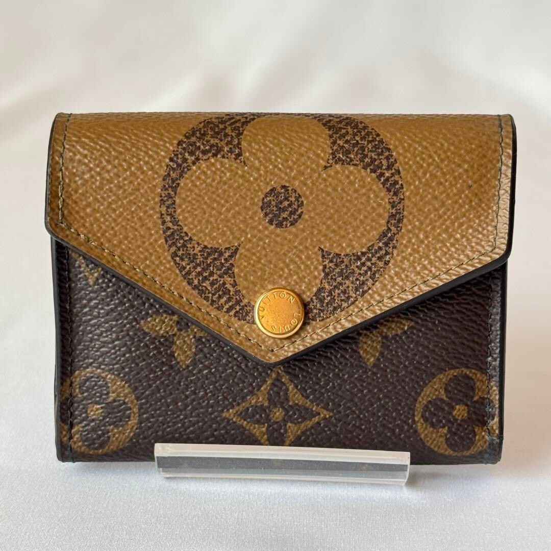 【非売品】Louis Vuitton プレート LOUIS VUITTON Giant Monogram Reverse Zoe Wallet M80725 Brown With