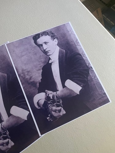 Harry Houdini, Reprint photo, Looking Very Serious, Heavily cuffed, in eve dress - 第 3/4 張圖片