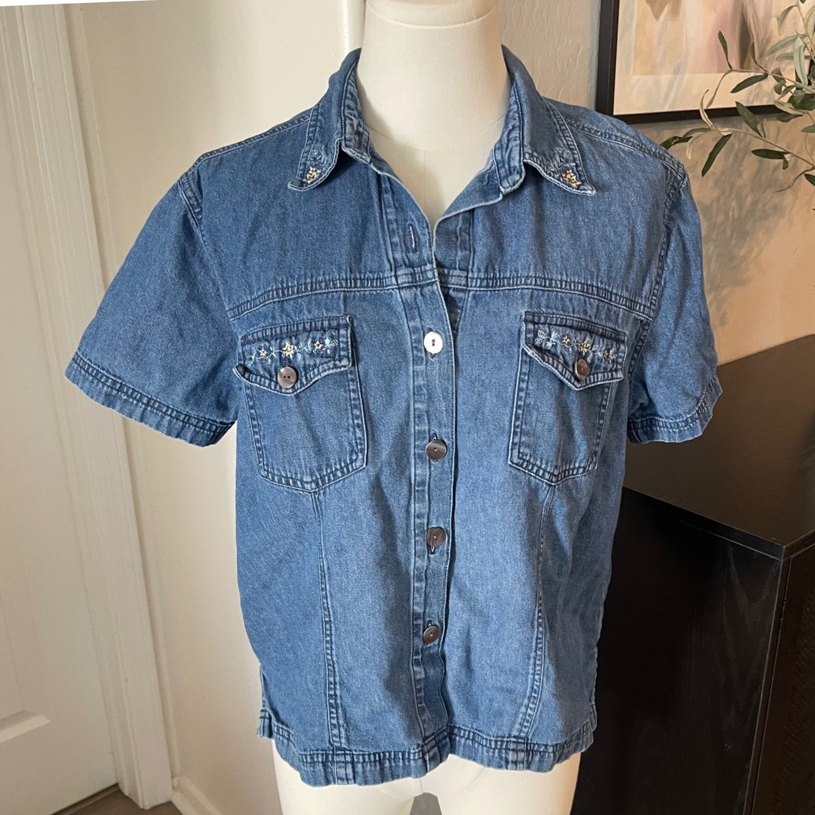 Unbranded Denim Button Down Shirt Women Medium Blue Good Floral Embroidered S/S