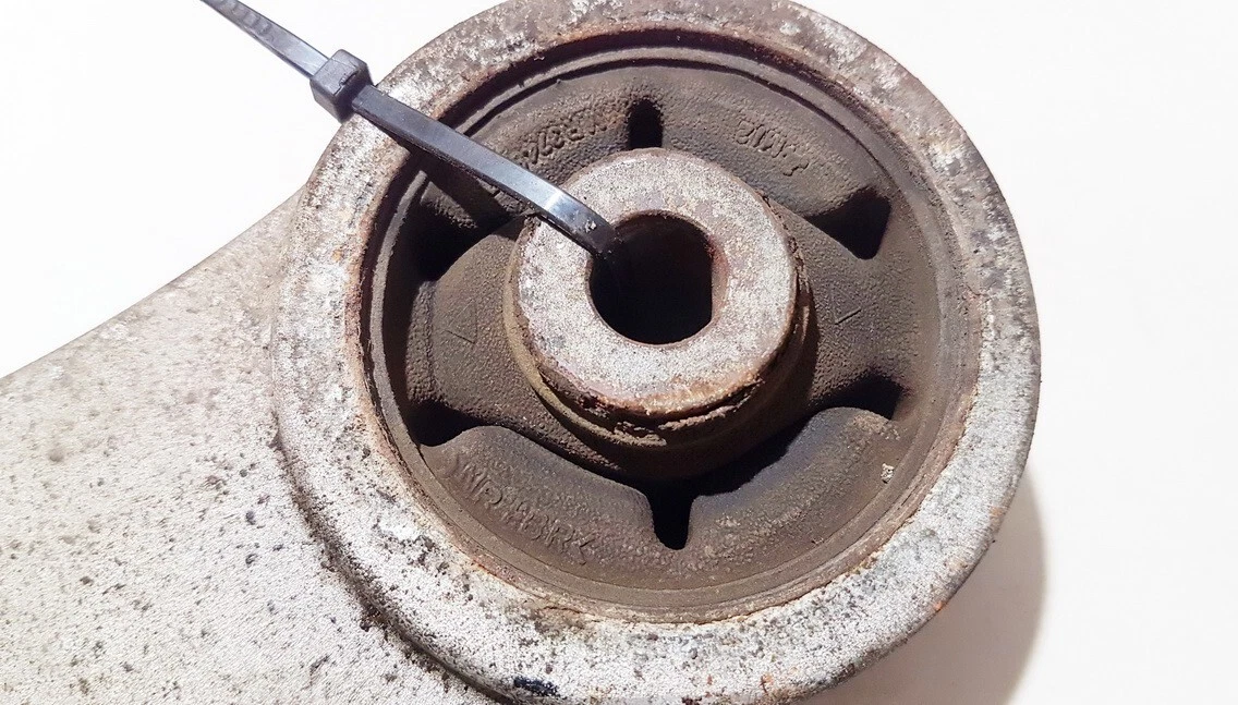 mr374677 Genuine Engine Mounting and Transmission Mount (Engine su 