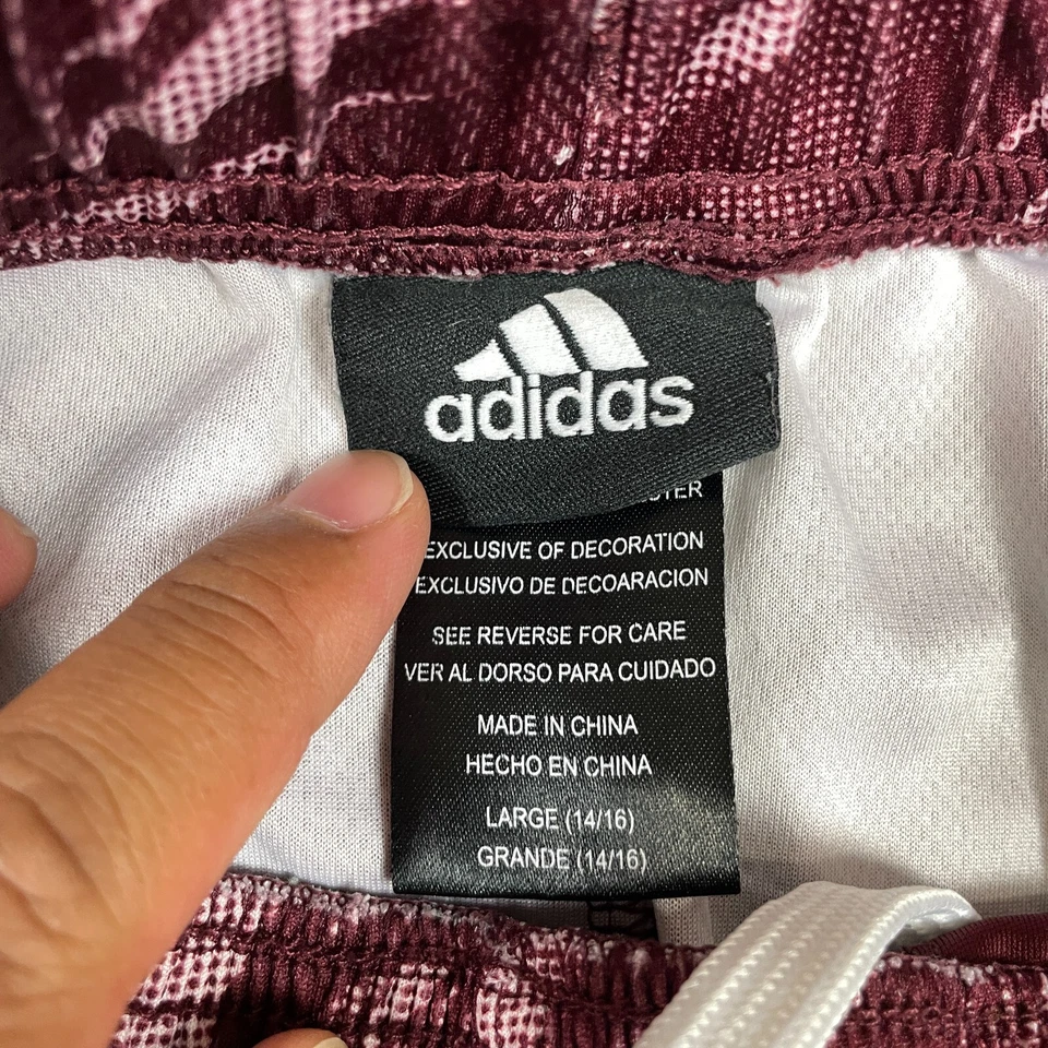 Pantalones Cortos de Baloncesto Texas A&M Aggies Juveniles Grandes Rojos Adidas NCAA Jugador Amplificado Foto 2 de 4