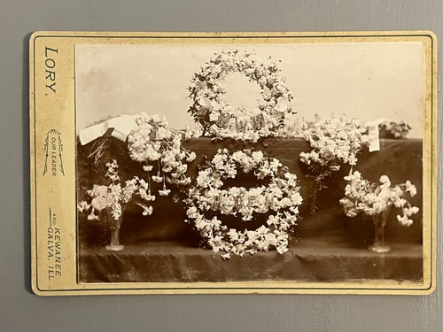 Kewanee Galva Illinois Cabinet Photo Casket Funeral Home Flowers Creepy Mourning - 第 2/3 張圖片