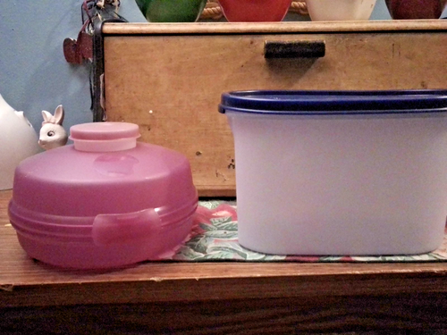 2 Piece Tupperware 🟣 💜 🥯 🥗 🥪 Keeper with Smidget /Storage 🫙 🆓 🎁/ Luck.