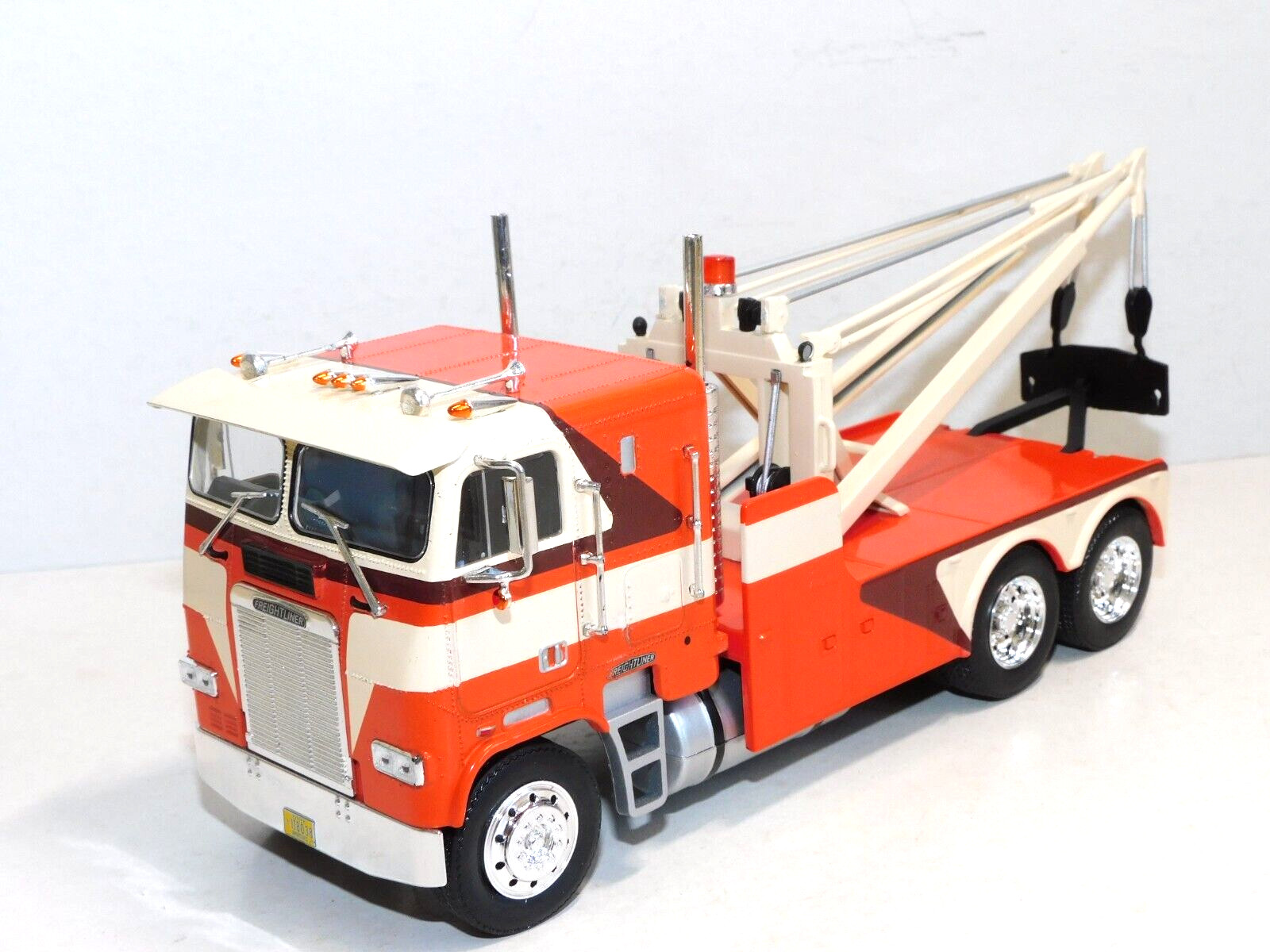 GREENLIGHT 1984 FREIGHTLINER FLA 9664 TOW TRUCK ORANGE & WHITE 1/43 86631
