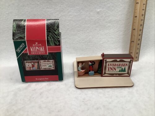 Vintage 1991 Hallmark Keepsake Ornament Santa's Studio Matchbox Memories - Afbeelding 1 van 2