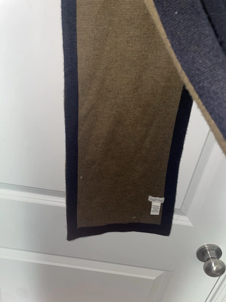 "Bufanda de invierno tejida negra y verde oliva de Calvin Klein para hombre 10"" x 64" Foto 4 de 4