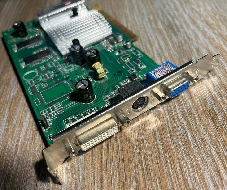 Tarjeta de video Sapphire ATI Radeon 9600 128 MB AGP VGA DVI S-Video. PROBADO Foto 3 de 4