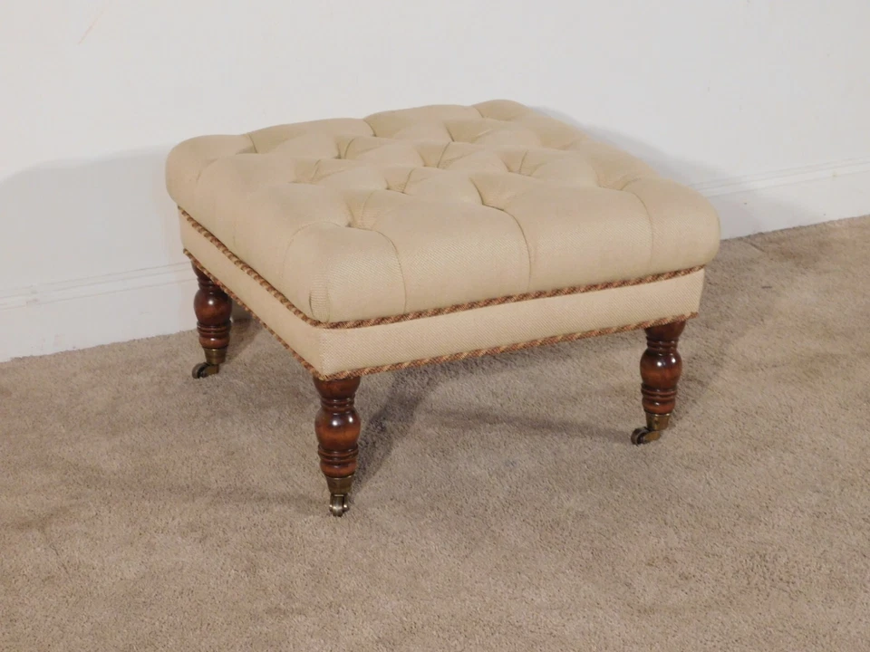 Reposapiés otomano HENREDON profundo acolchado con ruedas de latón pesado Foto 4 de 4