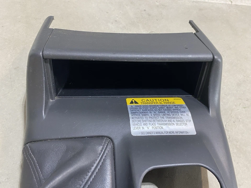 OEM 1993 Mitsubishi Montero consola central moldura palanca de cambios bisel envolvente Foto 2 de 4