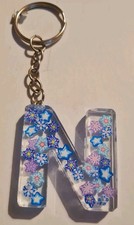 Portachiavi in resina personalizzato fatto a mano. Lettera N fiore blu
