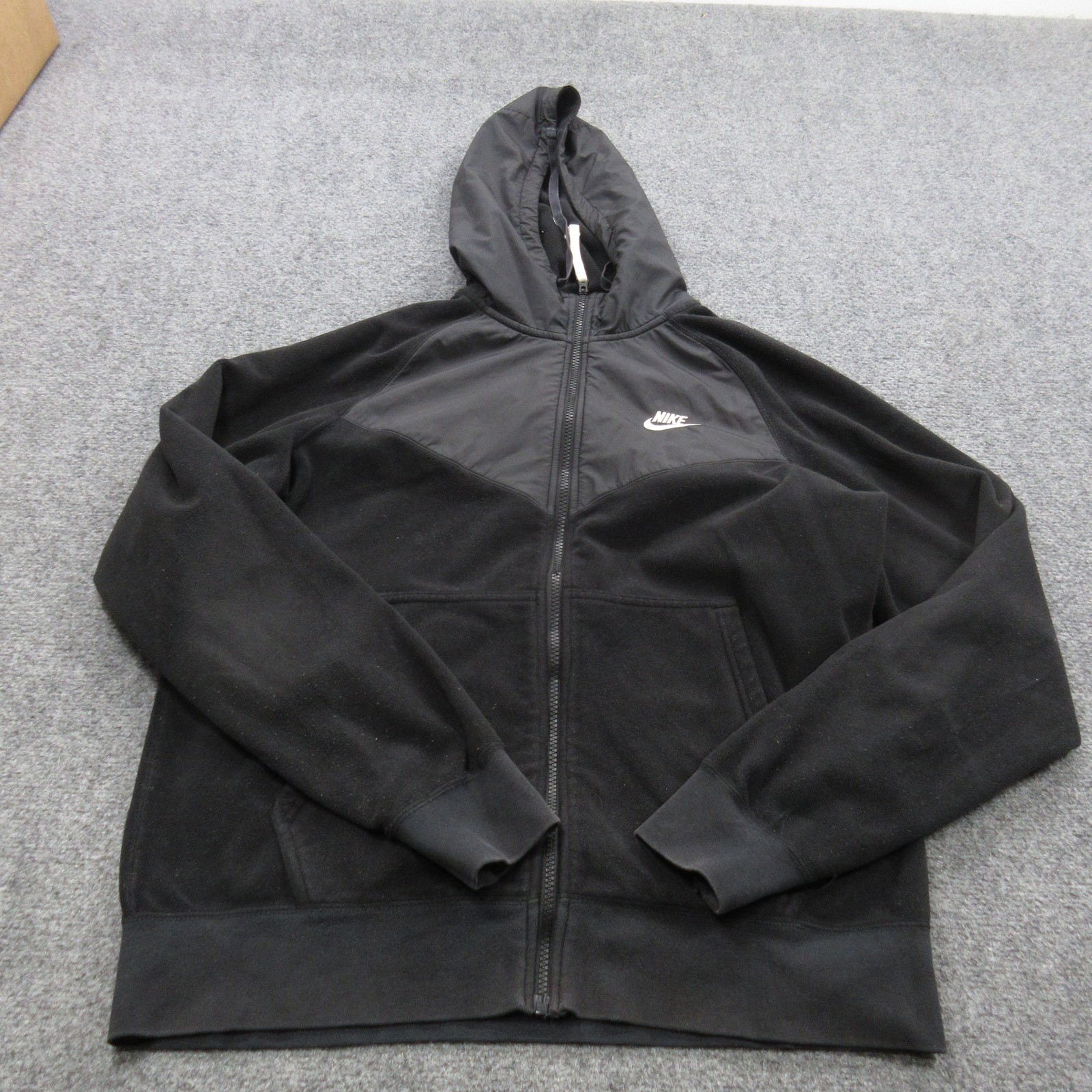 SACAI X NIKE Giacca a vento Nike uomo media nera con cappuccio zip intera pile 929114 010 logo