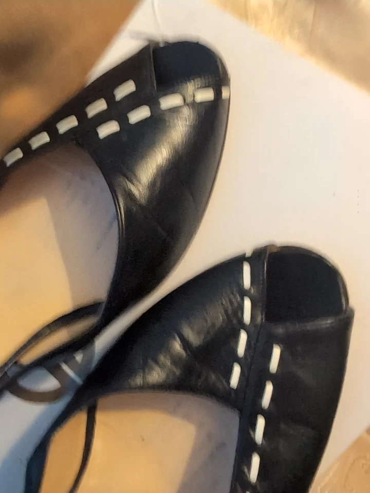 Salto Bruno Magli em excelente estado usado, tamanho 9 estreito, couro azul marinho listra branca - Imagem 4 de 4