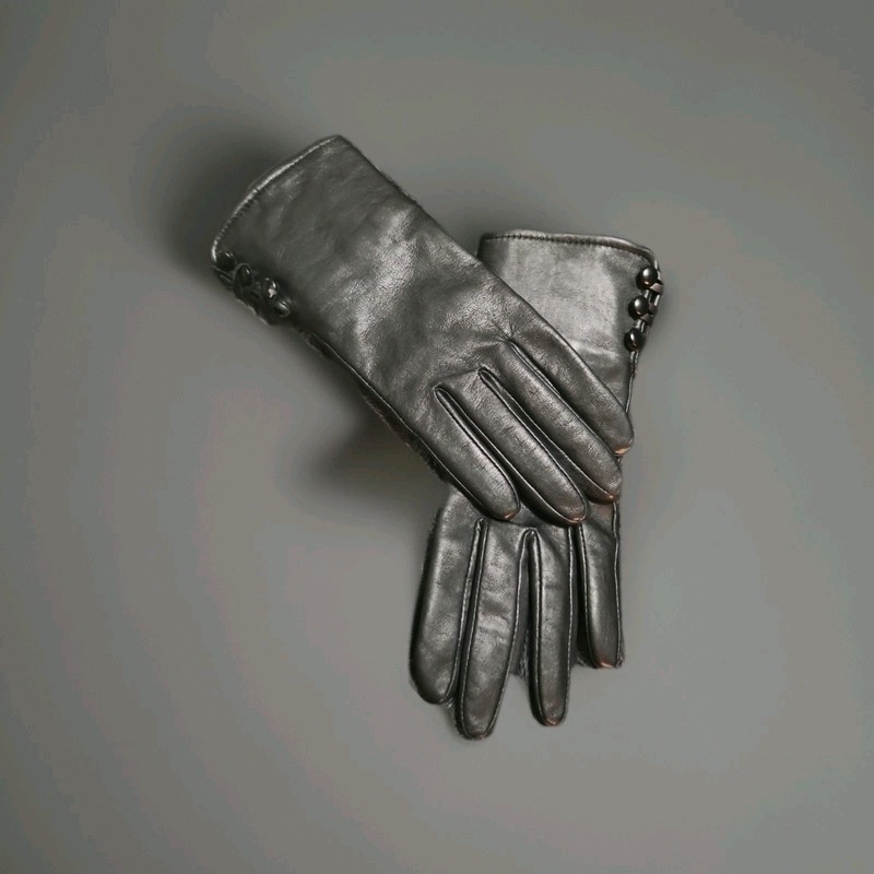 Large,Womens Ginuine Leather Gloves With Rabbit Line Run More Like A Small.