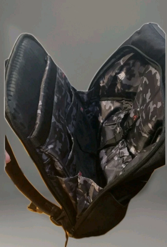 Mochila acolchada MSI Urban negra para portátiles de hasta 17 pulgadas con cubierta para lluvia excelente estado Foto 4 de 4