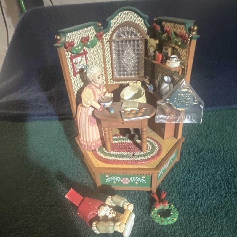 Enesco Anri Mrs. Claus Musical Christmas Figurine Scene Painted Plastic 1998