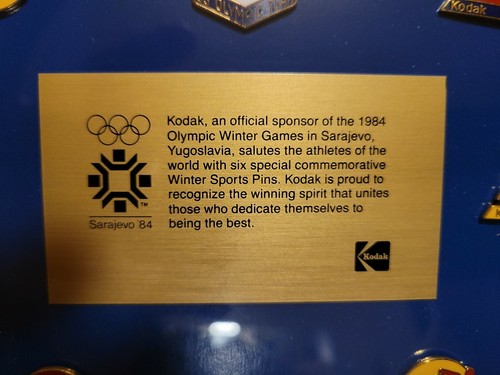 1984 Sarajevo Winter Olympic Games KODAK Set Of 7 Pins In Glass Frame W/Box - Picture 4 of 5