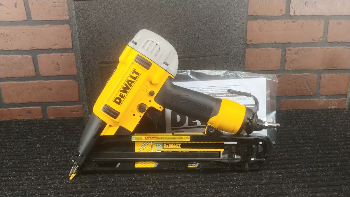 DEWALT Clavadora de acabado neumática, calibre 15, 1/4 pulg., con cable  (DWFP72155)