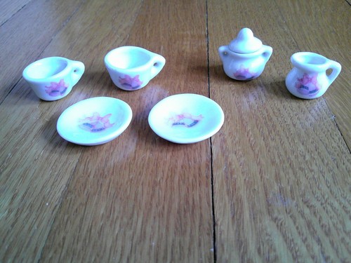 7 PC MINIATURE CERAMIC Wedding BELLS TEA SET Dollhouse Mini Pink Purple Bridal - Picture 6 of 16