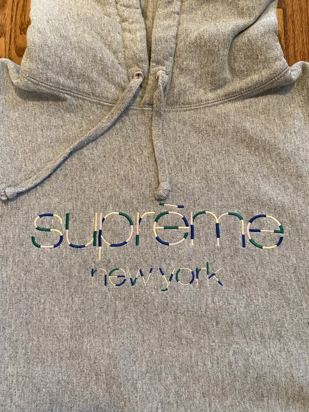 Sweat à capuche Supreme multicolore logo classique gris bruyère grand rare
