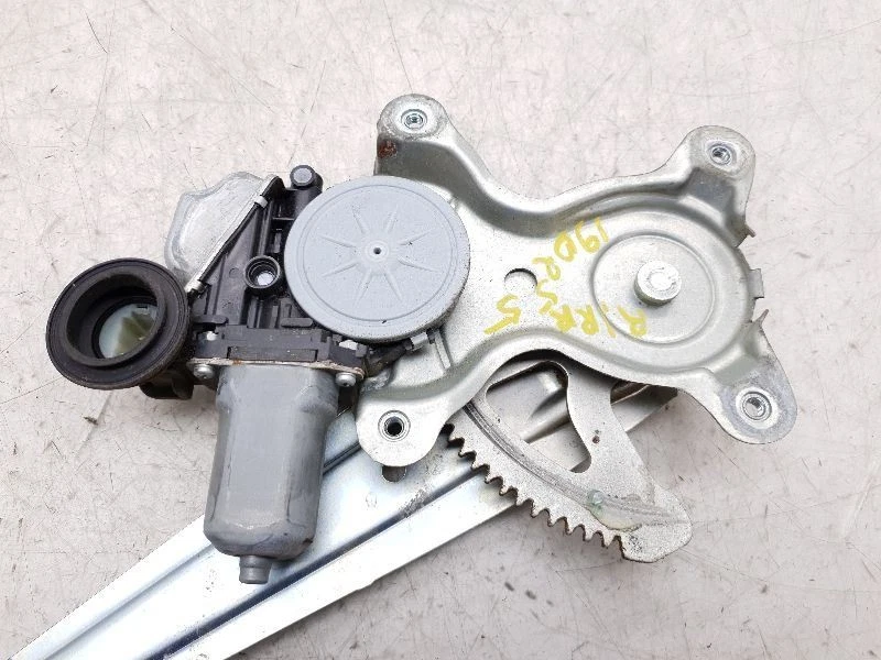 06-13 LEXUS IS250 乘客侧后门窗调节器 — 第 3/4 张图片