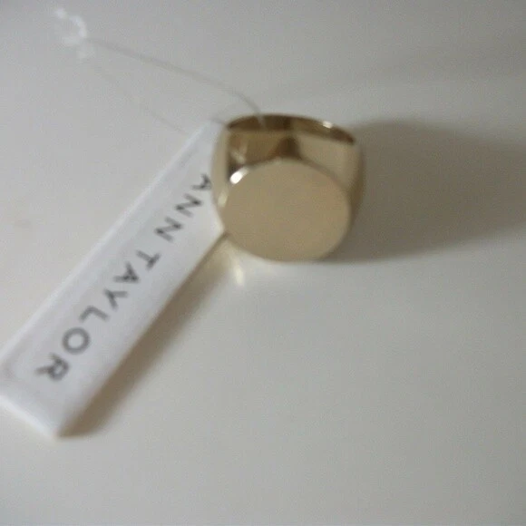 Ann Taylor Women's Modern Signet Ring Sz 8 NWT 39.50 GOLD - Image 3 of 4