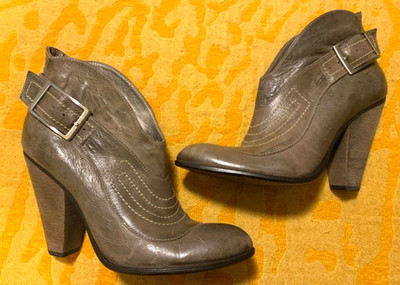 Carlos Santana Bandit Leather Slip On Bootie 4'' Heel Buckle Boots Size 8 1/2 