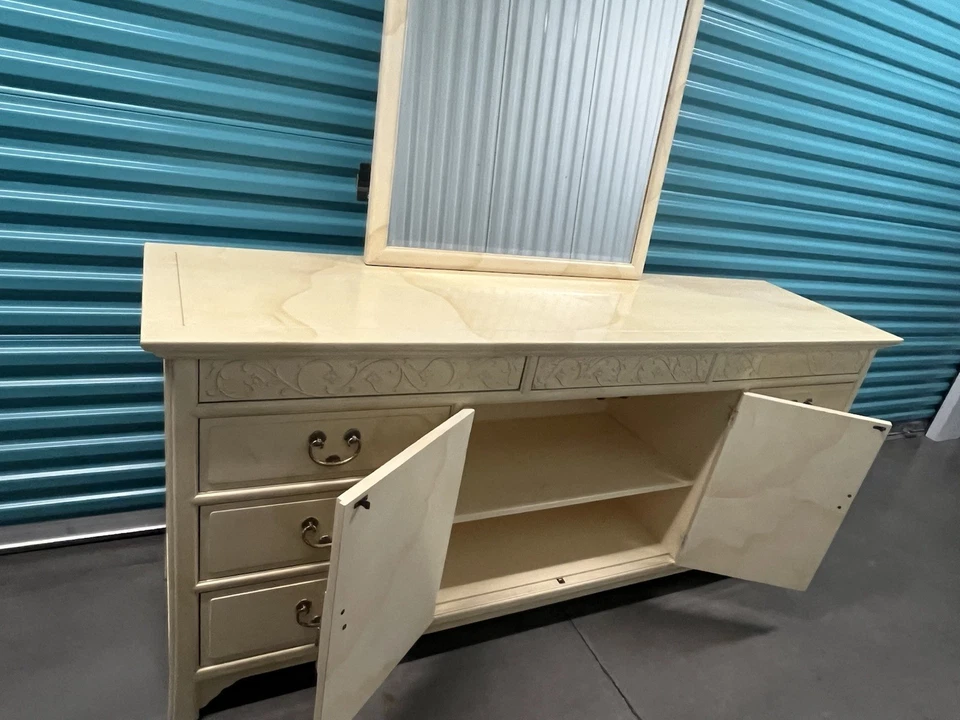 Henredon “Villa Borghese” Bedroom Set – Dresser, Mirror & Pair of Nightstands – - Image 3 of 4