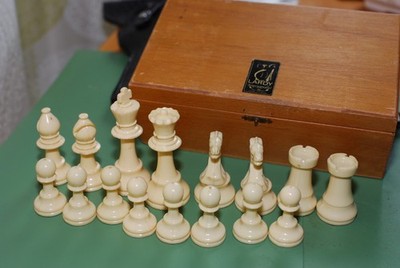 LARDY International Chess Pieces in Wood Box