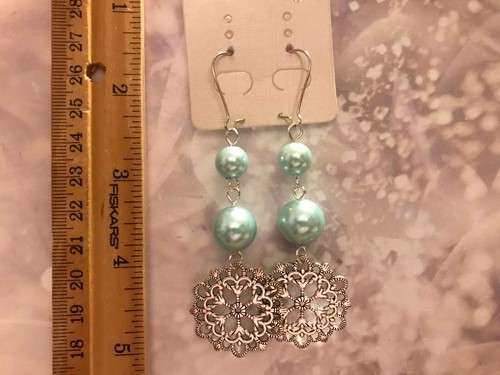 #77 GORGEOUS FASHION BEAD EARRINGS GREEN GLASS PEARLS SILVER TONE EMBELLISHMENT - Picture 2 of 3