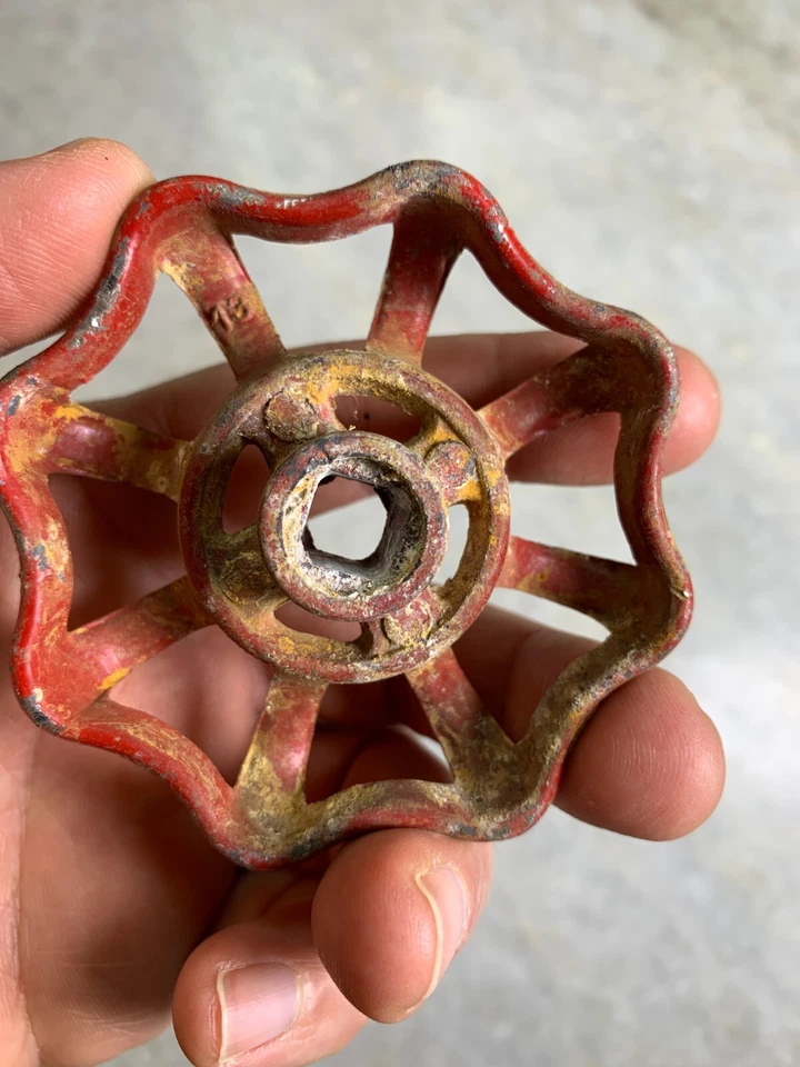 Antiguo juego vintage de 5 perillas de manija de válvula de metal con espiga exterior de manguera de agua Foto 3 de 4