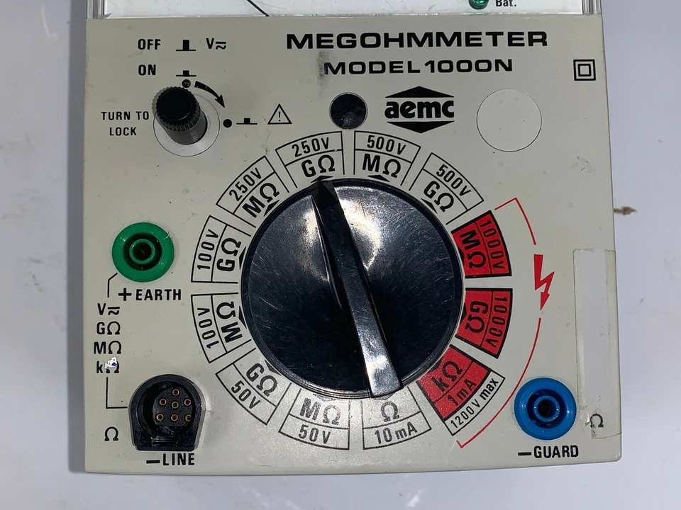 AEMC MEGOHMMETER, 1000N, 600V,  W/ CASE 10" X 7-1/2" X 5"  **PARTS ONLY** - Image 4 of 4