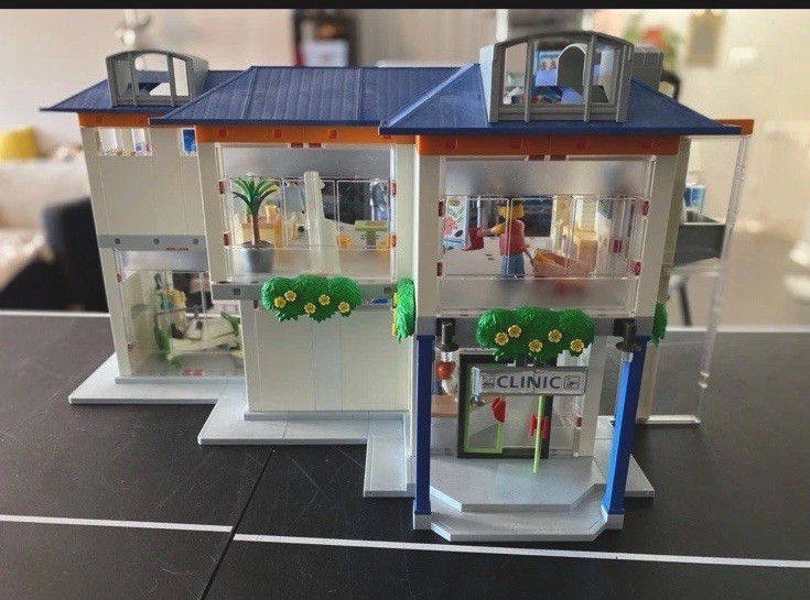 PLAYMOBIL Hospital Clinic 4404 Nearly Complete With Extras PLAYMOBIL Hospital Clinic 4404 Nearly Complete With Extras
