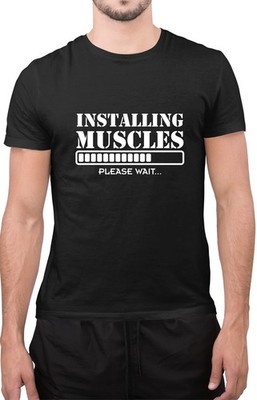 Lustiges Installieren Muskeln Laden Bitte Warten Herren Spruch Bodybuilding T-Shirt